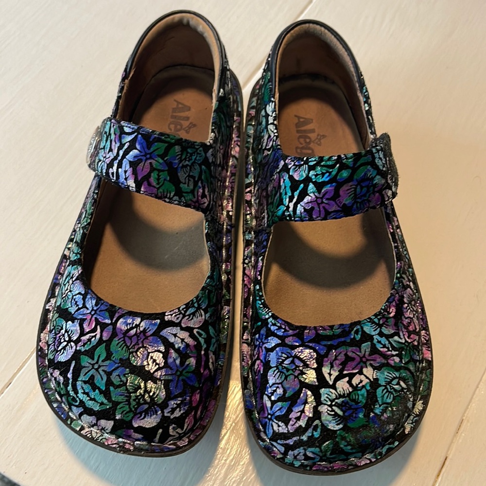 Womens nursing shoes size 37